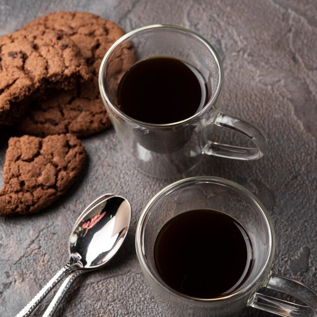 Close-up cups of coffee with cookies