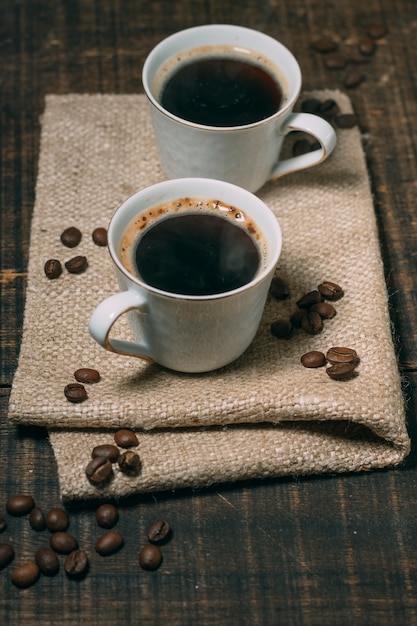 Бесплатное фото Крупный план чашки кофе на столе