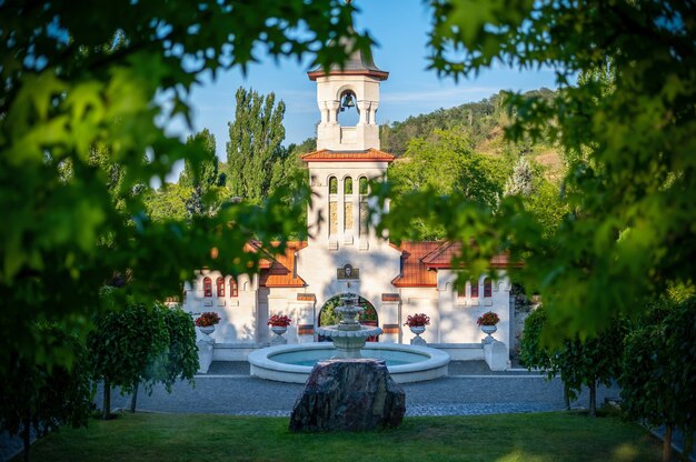 Закройте монастырь Курки на фоне голубого неба.