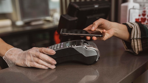 Primo piano di un cliente che paga la bolletta del caffè