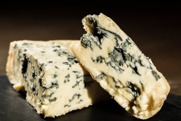 Крупный план из разрезанного голубого сыра