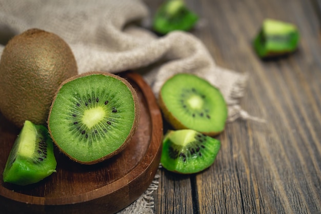 Foto gratuita close up frutta tagliata kiwi su uno sfondo di legno in stile rustico