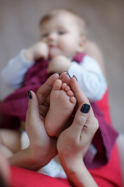 かわいい赤ちゃんの足をクローズアップ