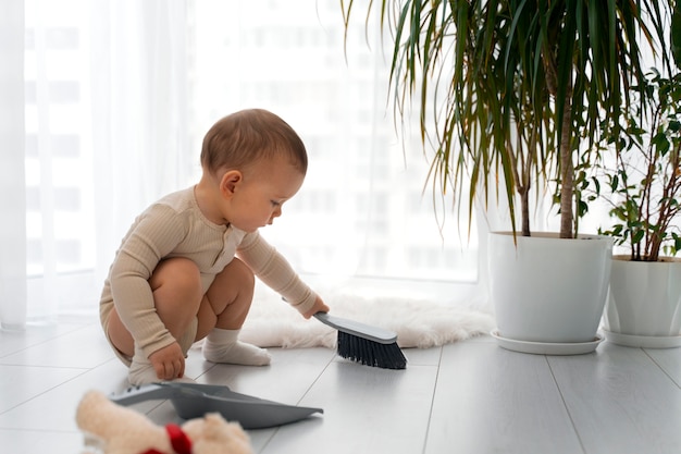 Foto gratuita avvicinati al bambino carino