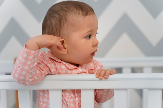 Foto gratuita avvicinati al bambino carino