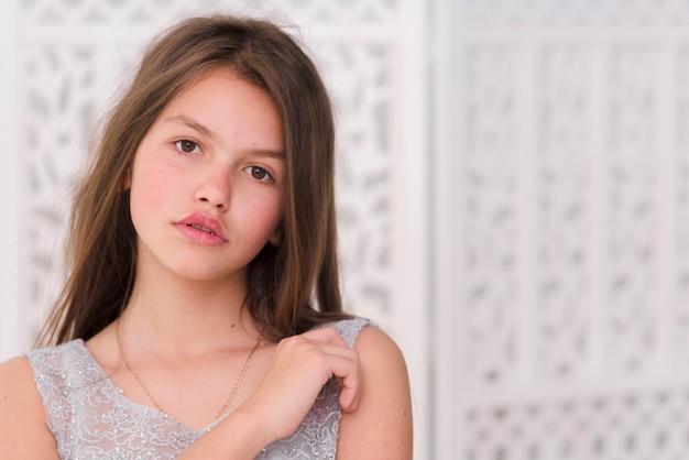 Free photo close-up of cute girl looking camera