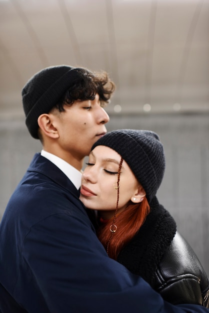 Foto gratuita adolescenti carini da vicino che si abbracciano