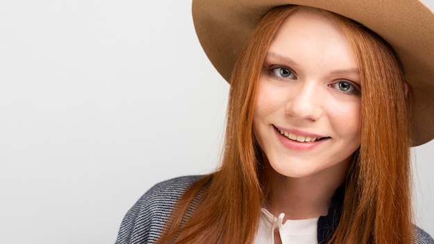 Foto gratuita sorridere sveglio della donna del primo piano