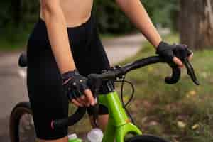 Free photo close up of a cyclist woman outdors