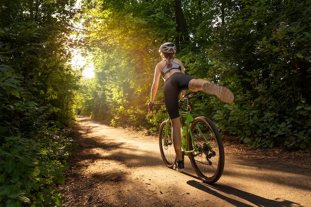 Foto gratuita primo piano di una donna ciclista outdors