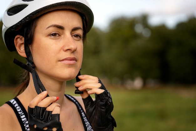 Foto gratuita primo piano di una donna ciclista outdors