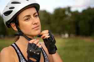 Foto gratuita primo piano di una donna ciclista outdors