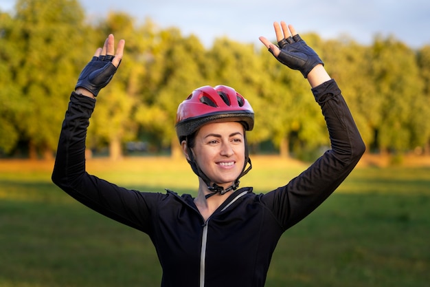 Primo piano di una donna ciclista outdors