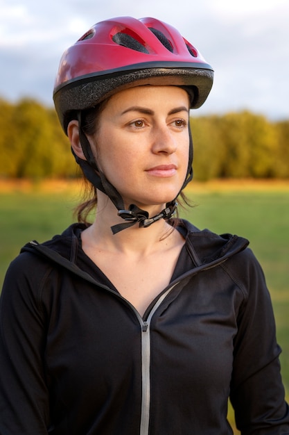 Foto gratuita primo piano di una donna ciclista outdors