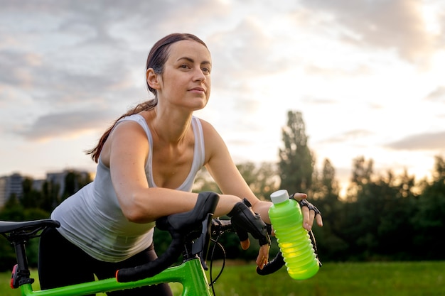 Primo piano di una donna ciclista outdors