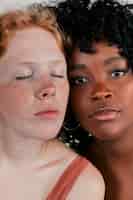 Foto gratuita close-up di donne dalla pelle scura e fiera