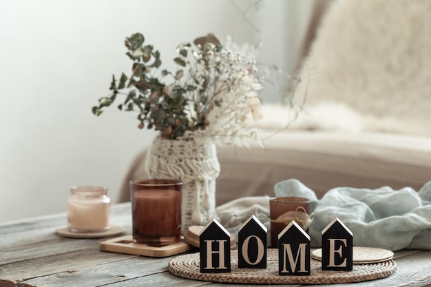 Free photo close up decorative word home on blurred background with candles