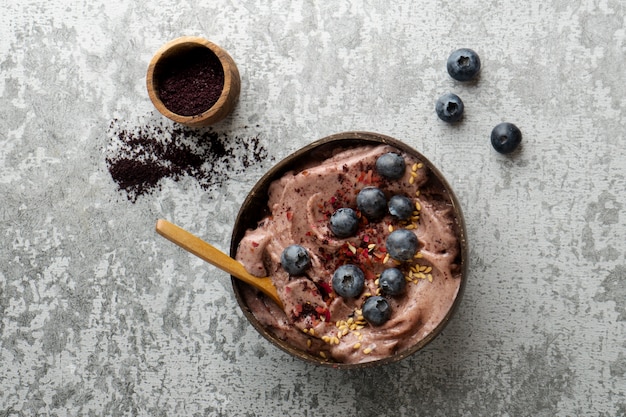 Primo piano su una deliziosa ciotola di cereali acai