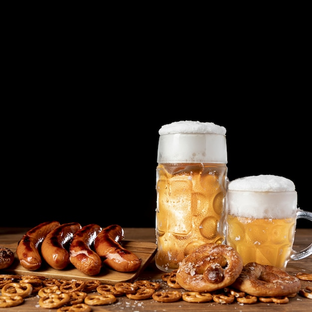 Close-up delicious bavarian drinks and snacks Premium Photo