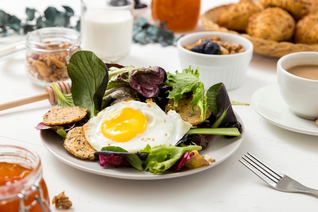 Крупным планом вкусный завтрак с салатом и яйцом