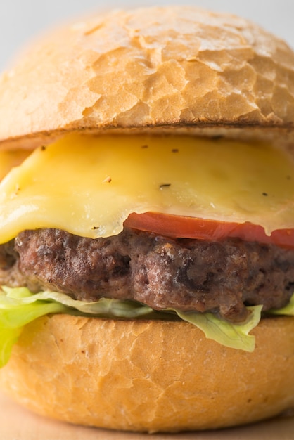 Free photo close-up delicious cheeseburger