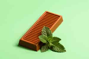 Free photo close up on delicious chocolate bar with mint