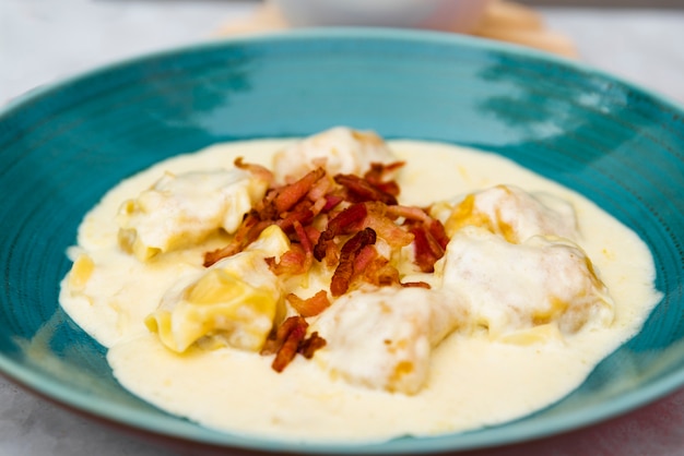 Free photo close-up of delicious creamy cheesy ravioli pasta