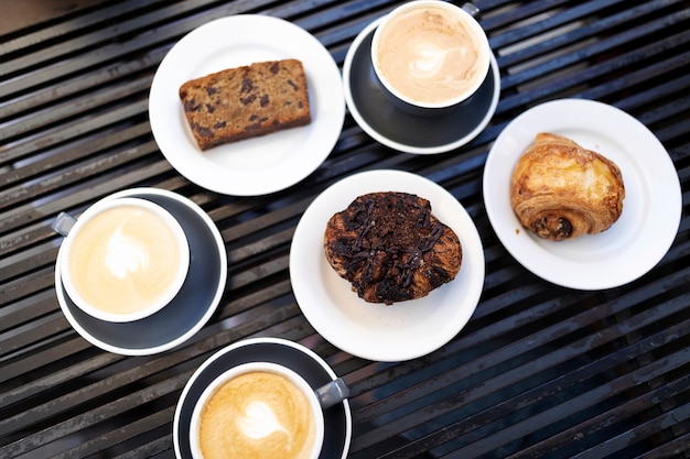 Primo piano su deliziosi dessert e caffè