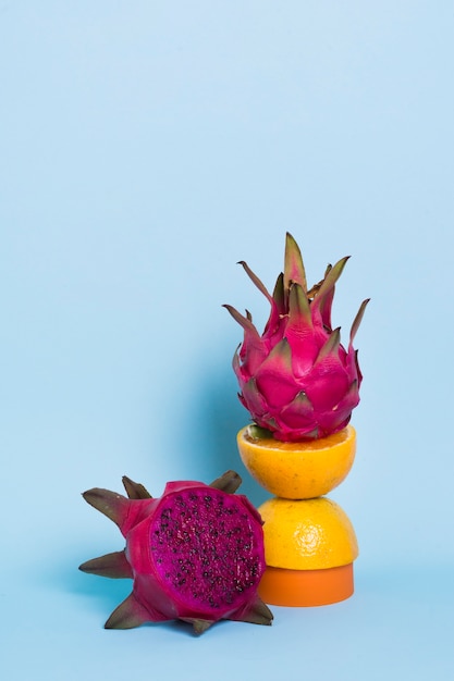 Бесплатное фото Крупным планом вкусные фрукты дракона на столе