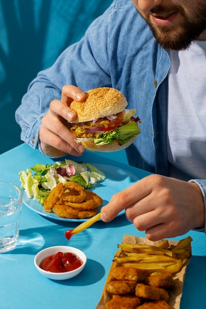 おいしいファーストフードの食事のクローズアップ