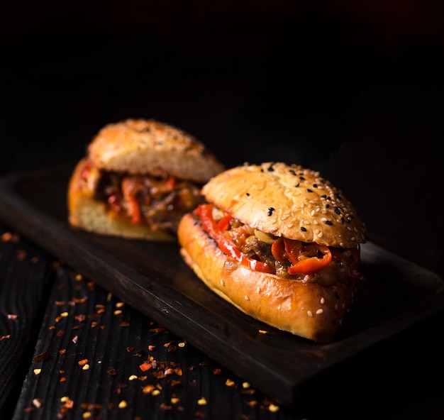 Бесплатное фото Вкусные бутерброды с говядиной на гриле