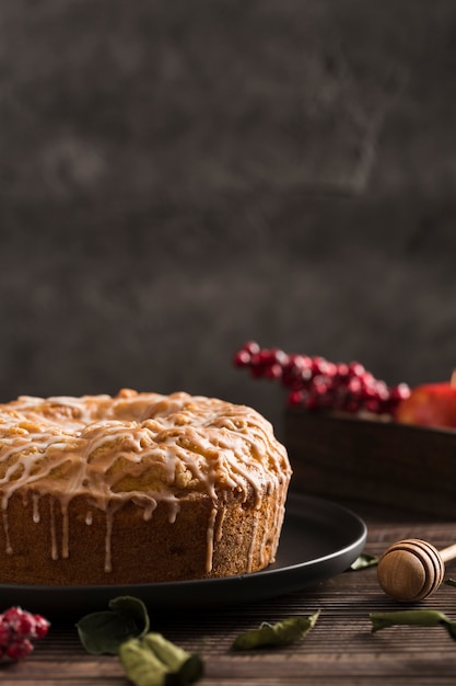 Torta fatta a mano deliziosa del primo piano su un piatto