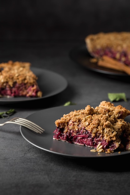 Foto gratuita torta casalinga deliziosa del primo piano su un piatto