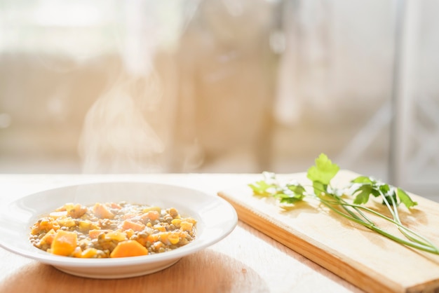 Primo piano di cibo caldo delizioso sullo scrittorio di legno