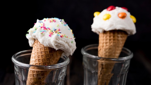 Крупным планом вкусное мороженое с конфетой на вершине