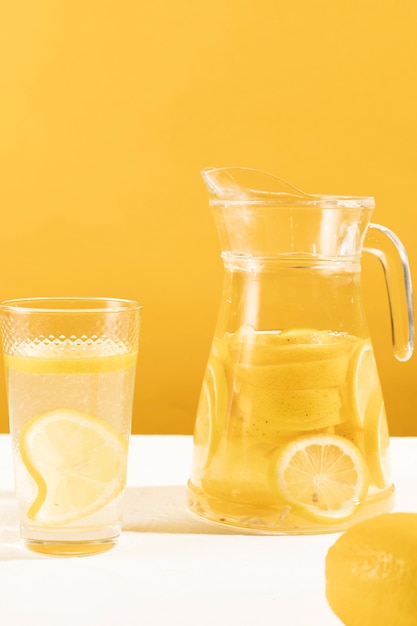 Foto gratuita vaso delizioso di limonata del primo piano