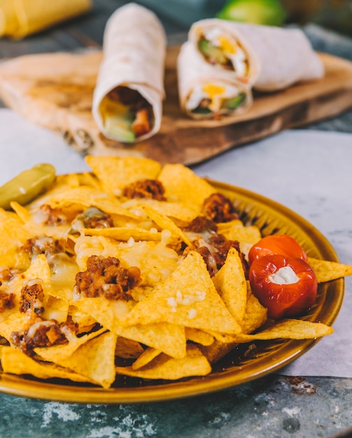 Крупным планом вкусные мексиканские начос чипсы в тарелке