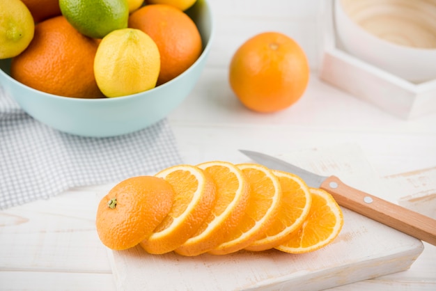 테이블에 근접 맛있는 오렌지 조각