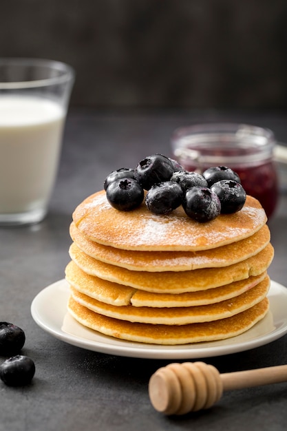 Foto gratuita pancake deliziosi del primo piano con i mirtilli