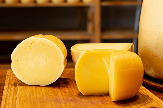 Крупным планом вкусные кусочки сыра