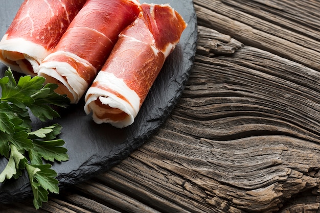 Foto gratuita carne suina deliziosa del primo piano su un piatto