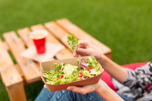 Foto gratuita insalata deliziosa del primo piano con fondo vago