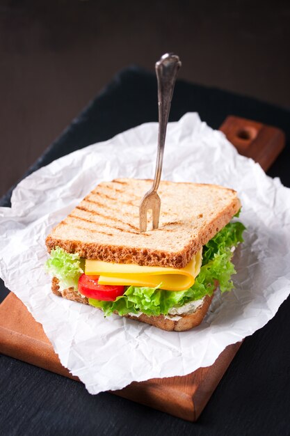 Крупным планом вкусный бутерброд с сыром и салатом