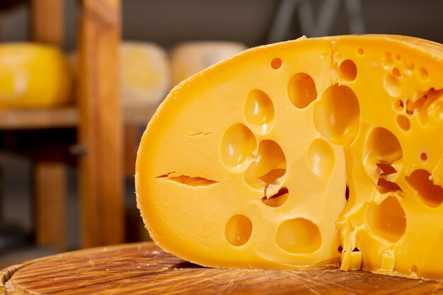 チーズのおいしいスライスをクローズアップ