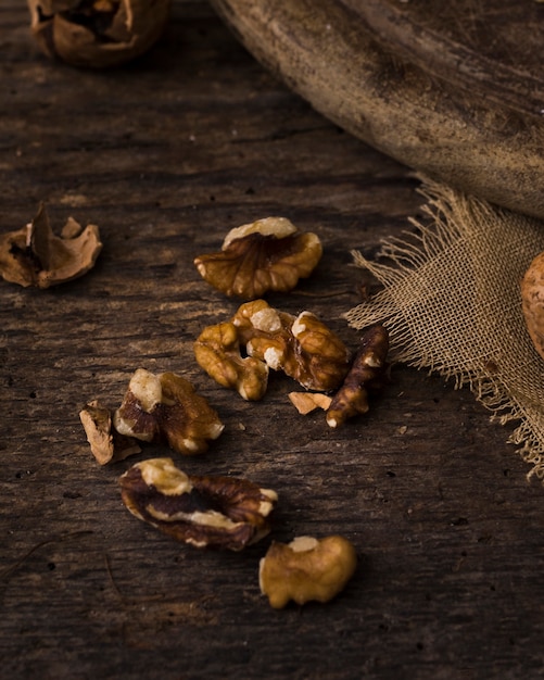 Foto gratuita noci deliziose del primo piano sulla tavola