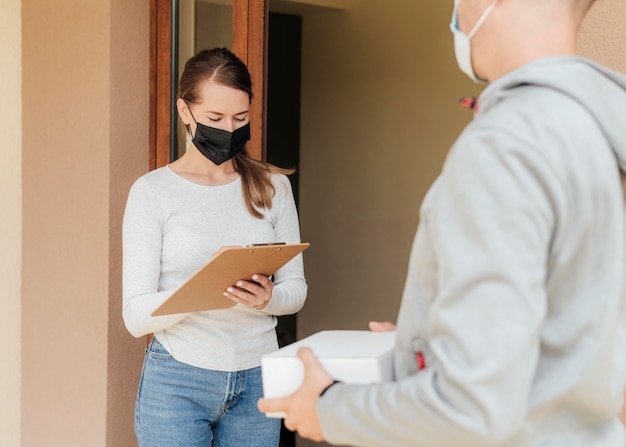 Free photo close-up delivery man wearing mask