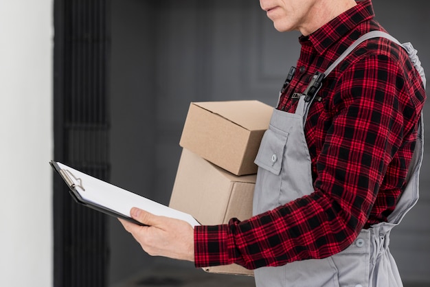 Free photo close-up delivery man with packages