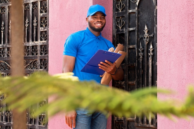 Free photo close up on delivery person with parcel