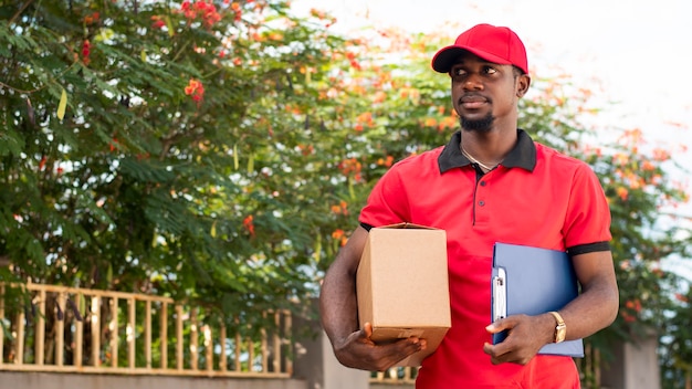 Free photo close up on delivery person with parcel