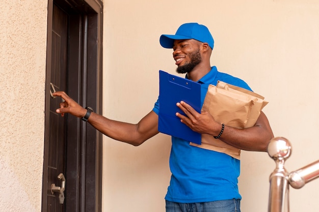 Free photo close up on delivery person with parcels